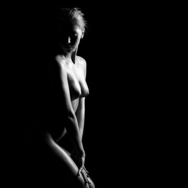 üstsüz seksi güzel genç kadın koyu arka plan üzerinde closeup