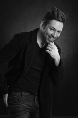 Takım elbiseli adam 