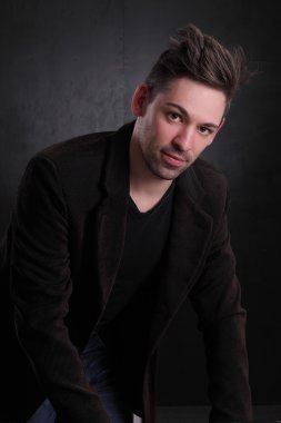 Takım elbiseli adam 