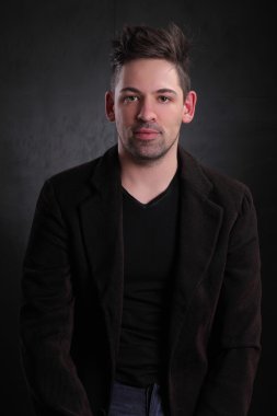 Takım elbiseli adam 