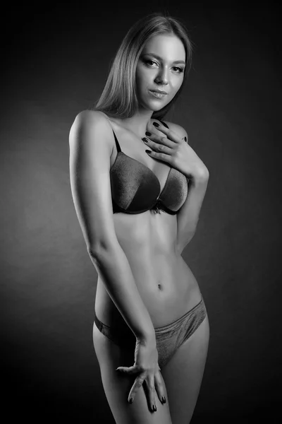Ung sexig dam i erotiska underkläder — Stockfoto