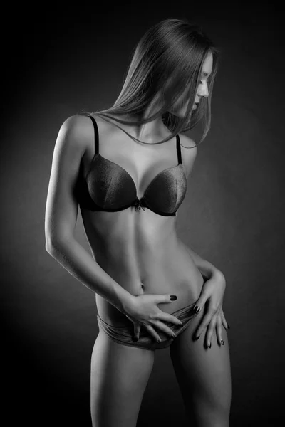 Jonge sexy dame in erotische lingerie — Stockfoto