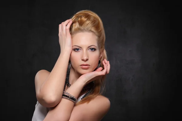 Junge Frau mit gestylten Haaren — Stockfoto