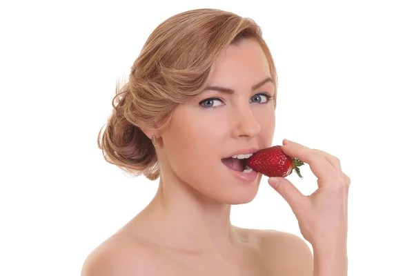 Bella giovane donna bionda con fragola — Foto Stock