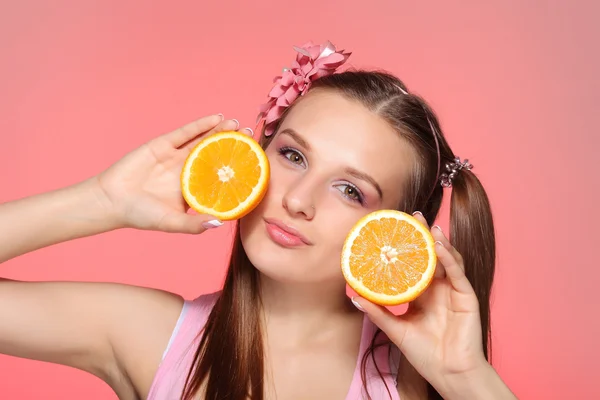 Giovane donna gioiosa che tiene arance succose — Foto Stock