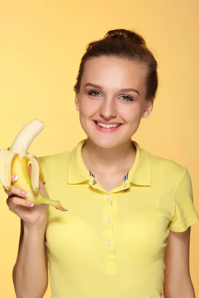 Mooie jonge vrouw met bananen — Stockfoto