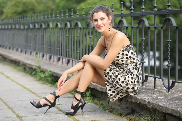 Retrato de chica urbana encantadora en vestido — Foto de Stock