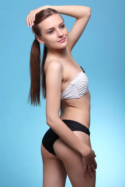 Joven hermosa chica en bikini blanco y negro — Foto de Stock