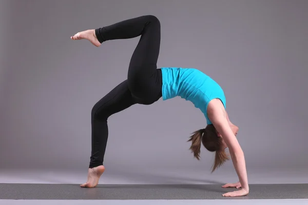 Unga vackra yoga poserar . — Stockfoto
