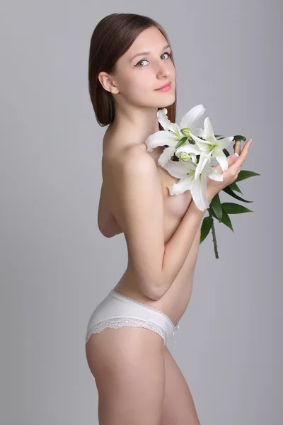 Topless dziewczyna kwiat lilia obejmujące piersi — Zdjęcie stockowe