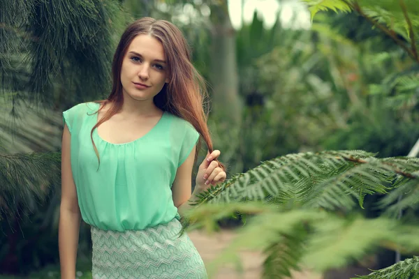 Bella donna che ride su una spiaggia tropicale con palme — Foto Stock