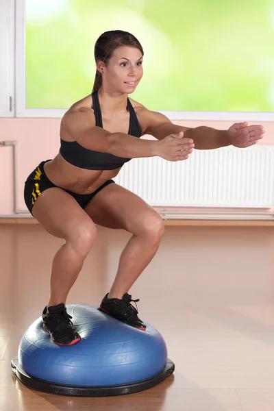 Jovem mulher atraente fazendo exercícios abdominais — Fotografia de Stock
