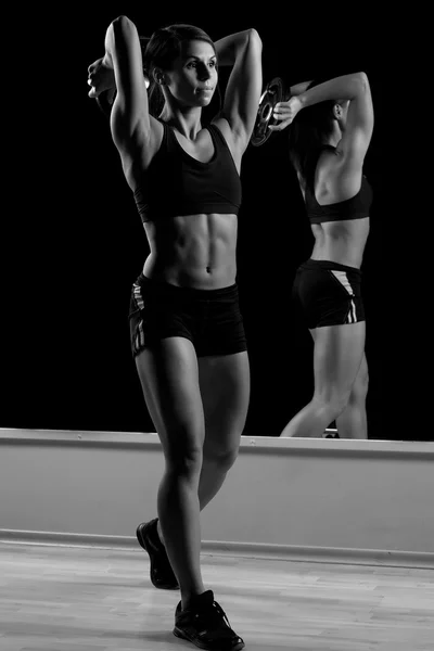 Bela menina de esportes com halteres — Fotografia de Stock