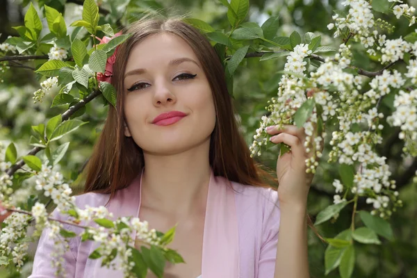 Porträt einer schönen Frau im Garten — Stockfoto