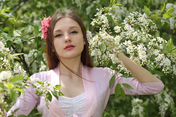 Portret pięknej kobiety w ogrodzie — Zdjęcie stockowe