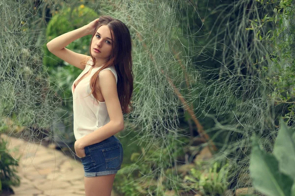 Hermosa mujer en el jardín —  Fotos de Stock