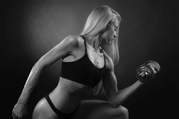Vrouw aan het trainen met halters — Stockfoto