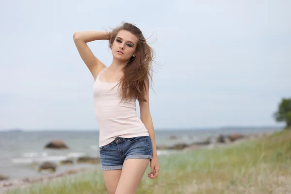 年轻漂亮的女孩，在沙滩上摆姿势 — 图库照片
