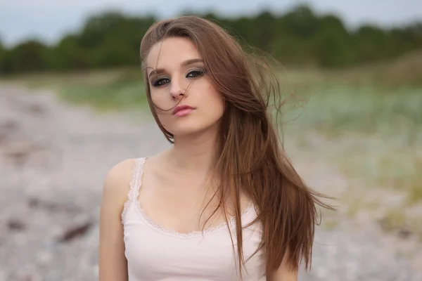 Genç güzel kız sahilde poz — Stok fotoğraf