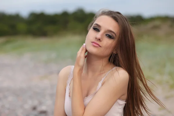 Ung vacker flicka poserar på stranden — Stockfoto
