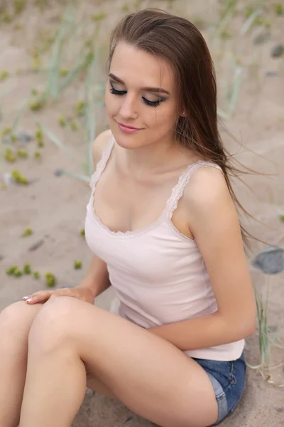 Mooi meisje poseren op het strand — Stockfoto