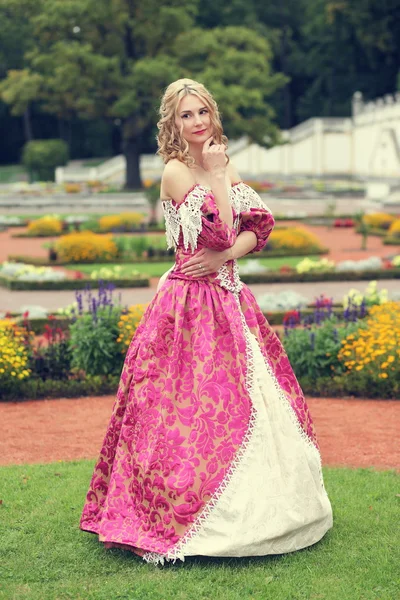 Menina em um vestido de baile clássico — Fotografia de Stock