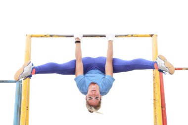 genç kız üzerinde yatay çubuk pratik