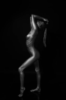 bir gümüş gövde resminde çıplak vücut