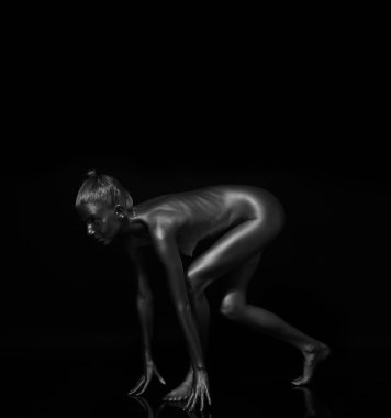 bir gümüş gövde resminde çıplak vücut