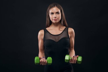 dumbell ile çalışma dışarı sportif kaslı kadın