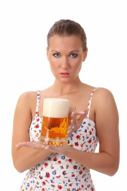 bardak bira tutan seksi genç kadın