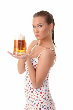 bardak bira tutan seksi genç kadın