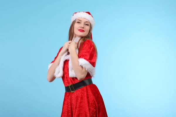 Belle fille sexy dans un costume de Noël — Photo