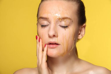 Bal yüzünde güzel kadın