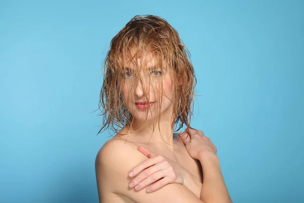 Mulher beleza com cabelo molhado — Fotografia de Stock