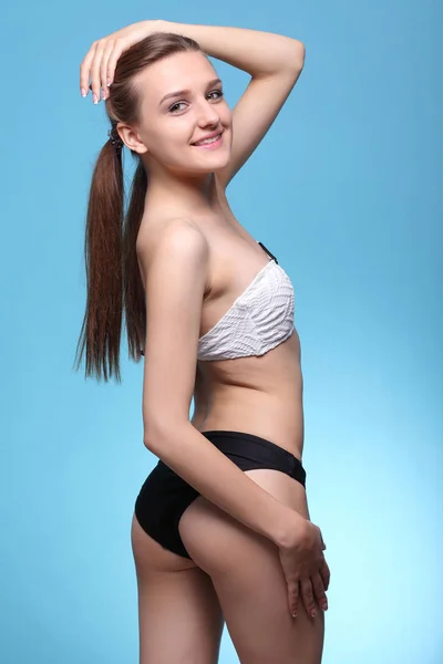 Mooie meisje in bikini zwart / wit — Stockfoto