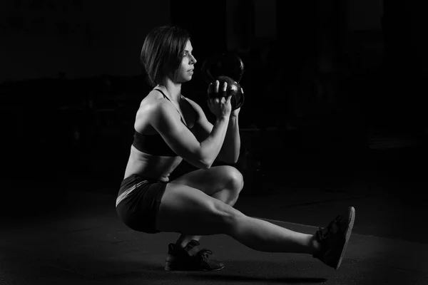 Fitness Kettlebells swing esercizio donna allenamento — Foto Stock