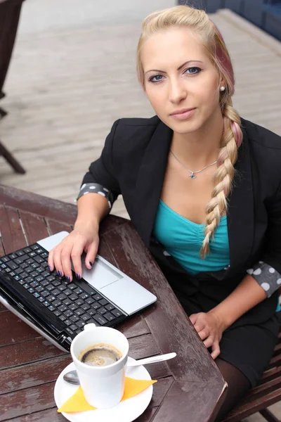 Vista superior de una mujer feliz usando un ordenador portátil —  Fotos de Stock