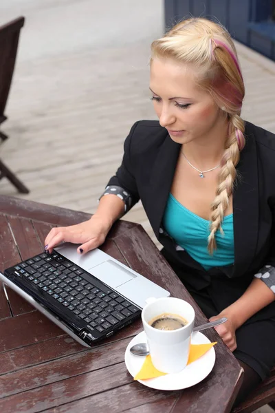 Visão superior de uma mulher feliz usando um laptop — Fotografia de Stock