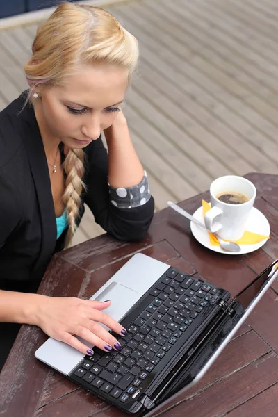 Vista superior de una mujer feliz usando un ordenador portátil — Foto de Stock