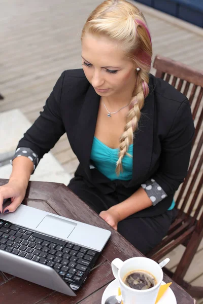 Bir dizüstü bilgisayar kullanarak bir mutlu kadın Üstten Görünüm — Stok fotoğraf