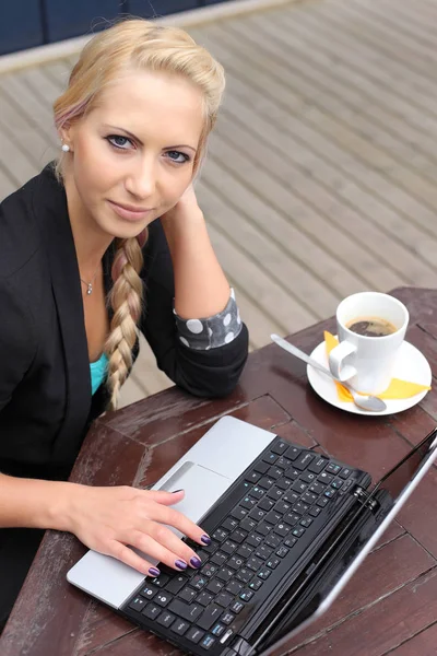 Visão superior de uma mulher feliz usando um laptop — Fotografia de Stock