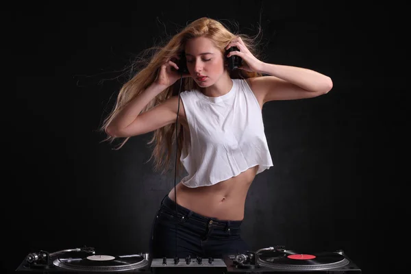 Hermosa chica DJ — Foto de Stock