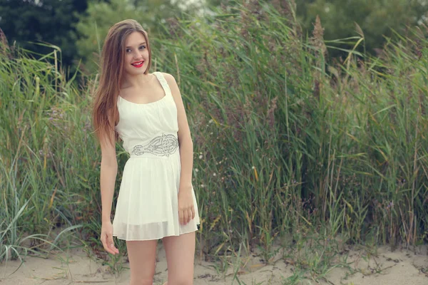 여름 소녀 드레스는 여름 날에 야외에서 — 스톡 사진