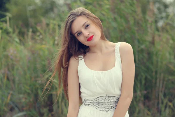 Menina com vestido de verão ao ar livre em um dia de verão — Fotografia de Stock