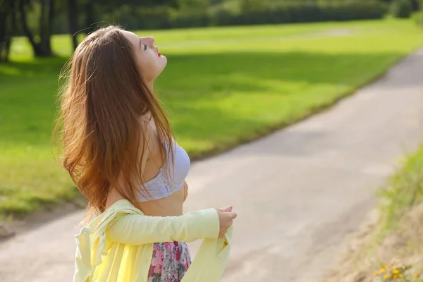 Menina com vestido de verão ao ar livre em um dia de verão — Fotografia de Stock