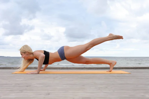 Woman doing yoga at the sea — Stock Photo, Image