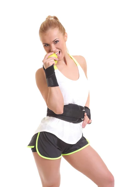 Молодая фитнес женщина счастлива улыбаясь держа яблоко — стоковое фото
