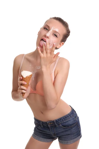 美丽的女人吃冰淇淋在演播室里，冰激淋滴上的脸和胸部的女孩. — 图库照片