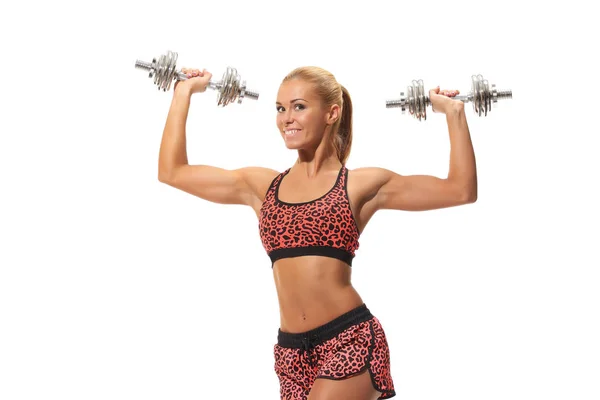 Deportivo musculoso mujer entrenamiento fuera con dumbbells — Foto de Stock